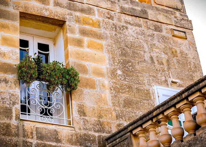 In Luxurious Maltese Townhouse Pensiune