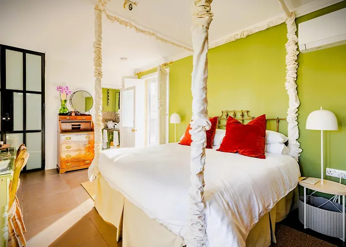 In Luxurious Maltese Townhouse Pensiune